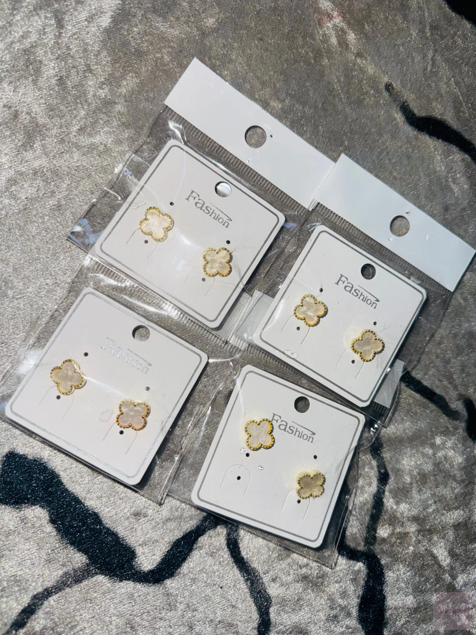 Mother-of-pearl clover stud ear top - Krious Crafts